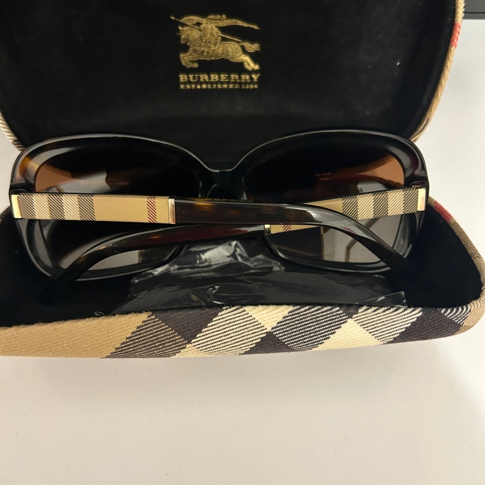Burberry Tortoiseshell Frame Sunglasses with Brown Gradient Lenses - Picture 2 of 4